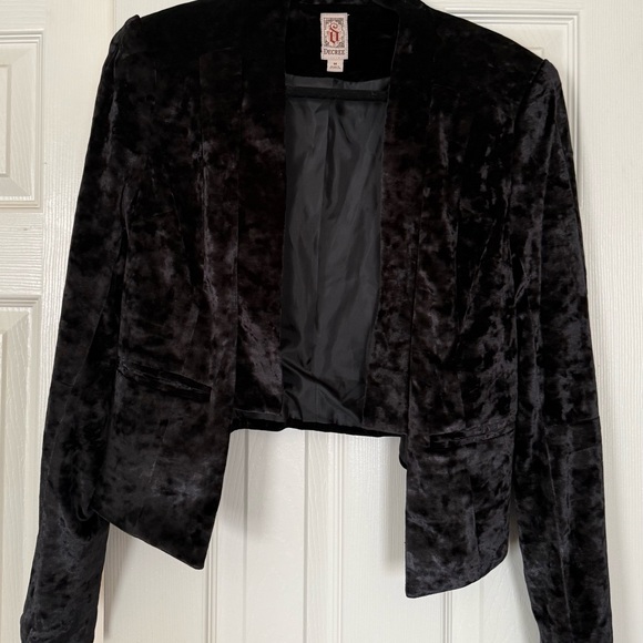Decree Jackets & Blazers - Decree Black Velvet Cropped Open-Front Blazer